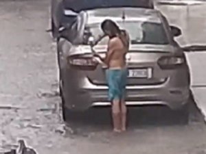 Sağanak Yağmur Altında Şampuanla Duş Aldı