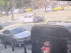 Fatih’te 2 Kişinin Yaralandığı Feci Kaza Kamerada