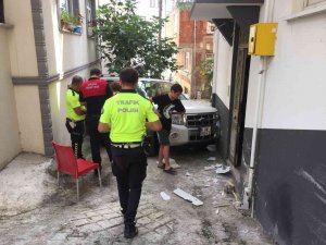 Ordu’da Otomobil Evin Duvarına Çarptı
