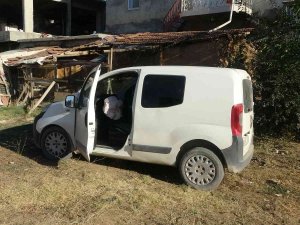 Otomobil İle Çarpışan Hafif Ticari Araç Tarlaya Uçtu