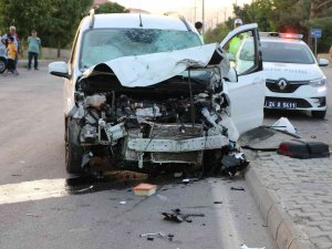 Motosikletle Otomobil Çarpıştı: 2 Yaralı