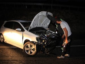 Yağışlı Havada Kontrolden Çıkan Otomobil Bariyerlere Çarptı: 2 Yaralı