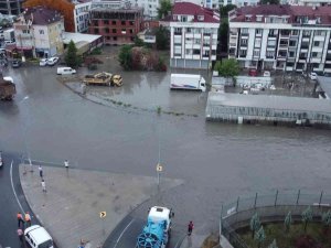 Esenyurt’ta Etkili Olan Sağanak Hayatı Felç Etti