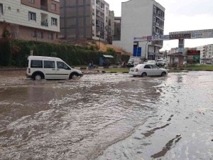 Turgutlu’da Sağanak Yağış Yolları Göle Çevirdi