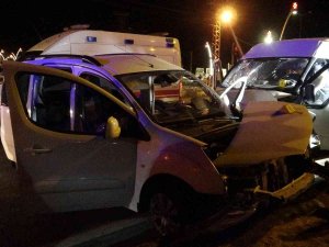 Düzensiz Göçmenleri Taşıyan Minibüs Kamyonete Çarptı: 1 Ölü, 13 Yaralı