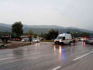 Karabük’te İki Otomobil Çarpıştı: 2 Ağır Yaralı