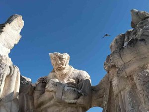 Ahilik Haftasına Hazırlanılan Kırşehir’de, ‘Ahi Evran, Yunus Emre, Hacı Bektaş-ı Veli’ Heykelleri Parçalandı