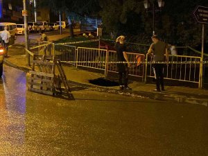 Çöken Kaldırımda Düşen Yaralıyı Kurtarmak İsteyen Esnaf Da Çukura Düştü