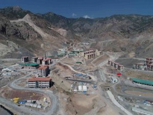 Yusufeli’nde Yeni İlçedeki Konutların Anahtarları Teslim Edilmeye Başladı