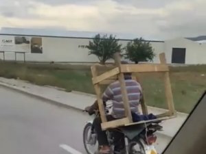Bursa’da Motosiklette Palet Taşıyan Adam Kameralarda