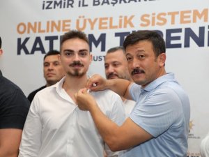 Ak Parti’ye Online Üye Olanlara Rozetleri Takıldı