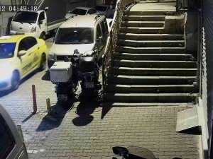 İ̇stanbul’da İlginç Hırsızlık Kamerada: Taksi İle Gelip Aracın Jant Kapağı Çaldı