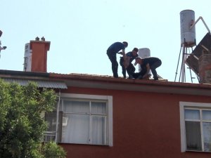 Eşi Evi Terk Etti Diye Çatıya Çıkan Kişi, Fenalaşınca İndirildi