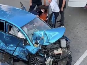 Bursa’da Zincirleme Kaza : 1 Sürücü Araçta Sıkıştı