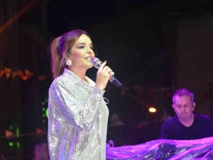 Bengü Hayranları, Yağmura Rağmen Konser Alanını Terk Etmedi