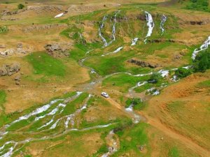 Erzincan’da Konarlı Şelalesi Doğal Güzelliğiyle Ziyaretçilerini Bekliyor