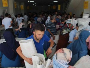 Ucuz Halı Almak İsteyen Vatandaşlar Birbiriyle Yarıştı, Kapıda Kuyruklar Oluştu