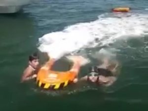 Polis, Van Gölü’nde Yüzemeyen 7 Kişiyi Kurtardı