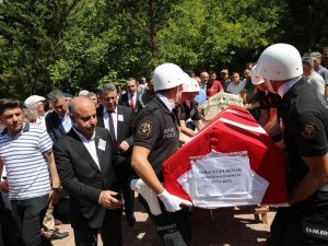 Trafik Kazasında Vefat Eden Polis Memuru Ve Eşinin Cenazeleri Artvin’de Toprağa Verildi
