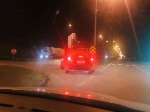 Hafif Ticari Aracın Üzerinde Taşınan Kanepe Görenleri Şaşırttı