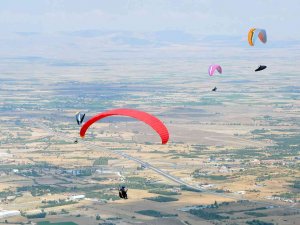 9. Akşehir Xc Open Türkiye Yamaç Paraşütü Mesafe Şampiyonası Ve Eğitim Yarışması Başladı