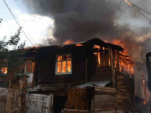 Tosya Gökceöz Köyünde Çıkan Yangında 10 Ev Kül Oldu