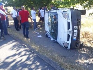 Elazığ’da Hafif Ticari Araç Devrildi: 2 Yaralı