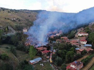 10 Ev Küle Döndü: Evlerinin Yanışını Çaresizlikle İzlediler