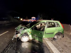 Otoyolda Beton Bariyerlere Çarpan Otomobilin Sürücüsü Yaralandı