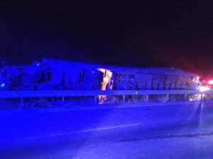 Bariyerlere Çarpan Tır Devrildi: 2 Yaralı