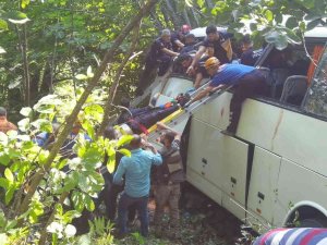 Tur Otobüsü Şarampole Uçtu: 1 Ölü, 45 Yaralı (2)