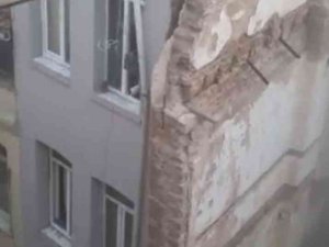 Beyoğlu’nda Metruk Bina Duvarının Çökme Anı Kamerada