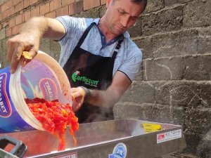 Salça Zamanı Telefonu Susmuyor