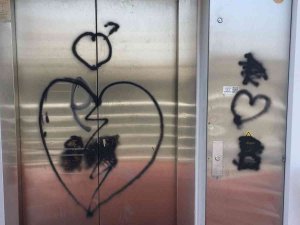 Yaya Üst Geçidinin Asansörünü Bu Hale Getirdiler