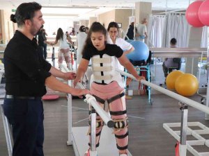 11 Yıldır Yürüyemeyen Betül, 2 Yıllık Tedavinin Ardından İlk Adımlarını Attı