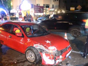 Refüjü Aşıp Karşı Şeride Daldı, İki Araca Çarparak Durabildi