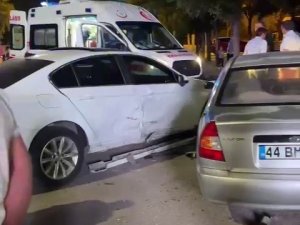 Direksiyon Hakimiyetini Kaybeden Otomobil Park Halindeki Araca Çarptı