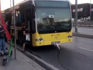 İ̇ett Şoförü Seyir Halindeyken Telefonla Konuştu, Yolcular Tepki Gösterince Hakaretler Savurdu
