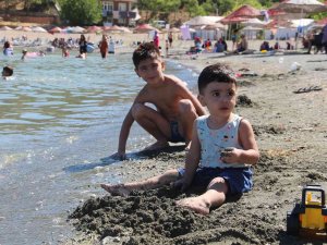 Sıcaktan Bunalanlar Hazar Gölü’ne Akın Etti