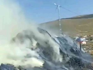 Kışlık Yakacak Tezek İle 250 Balya Ot Kül Oldu