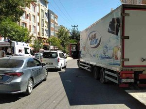 Aniden Açılan Kapıya Çarpan Motosiklet Sürücüsü Yaralandı