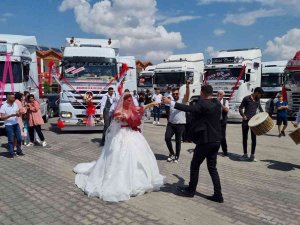 Ekmek Teknesi Tırını Gelin Arabası Yaptı, Düğün Konvoyunu Gören Şaşkınlığını Gizleyemedi