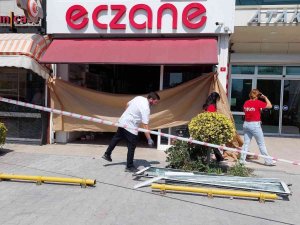 Pedalları Karıştıran Sürücü Eczaneye Daldı