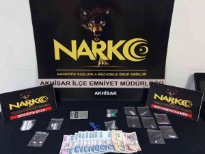 Manisa’da Durdurulan Araçta Uyuşturucu Maddelerle Yakalandılar