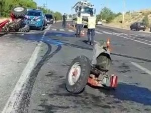 Elazığ’da Otomobil İle Çarpışan Traktör İkiye Bölündü: 2 Yaralı