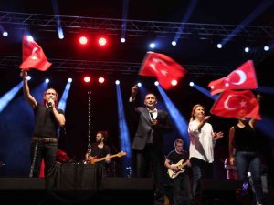 Toroslar’da Zafer Coşkusu Kıraç Konseri İle Başladı