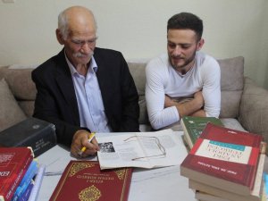 71 Yaşındaki Baba 22 Yaşındaki Oğluyla Aynı Üniversitede Aynı Bölümü Kazandı