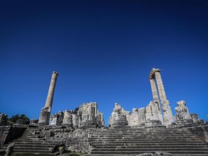 Dünyanın İlk Kehanet Merkezi Apollon Tapınağı