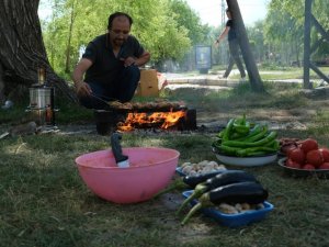 Erzincan’da Sıcaktan Bunalan Vatandaşlar Ekşisu’ya Akın Ediyor