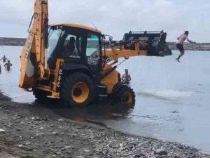 İ̇ş Makinesini Sahile Getirip Kepçesinden Denize Atladılar